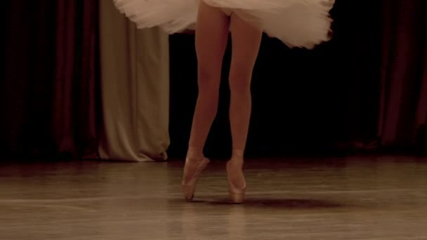 Balerina Körözött Színpadon Balerina Lábai Pointe Cipőben Lassan Mozognak Táncban — Stock videók