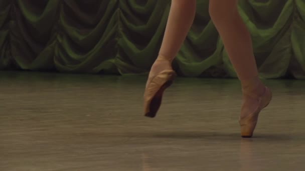 Egy Balerina Láb Kecses Mozdulatai Balerina Lábai Pointe Cipőben Lassan — Stock videók