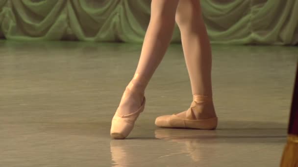 Nogi Baleriny Łuku Nogi Baleriny Szpiczastych Butach Poruszają Się Powoli — Wideo stockowe