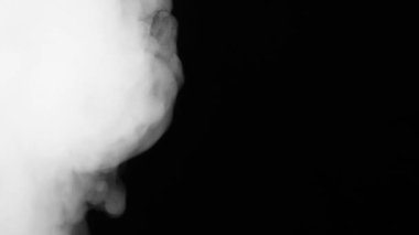 Çerçeveler Arasında Akıcı Dumanlı Geçiş. Beyaz dumandan oluşan bir jet çerçeveler arasında 