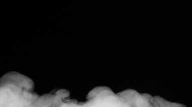 Çerçeveler Arasında Akıcı Dumanlı Geçiş. Beyaz dumandan oluşan bir jet çerçeveler arasında 