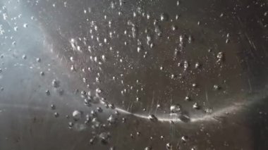 Pişirmek için tencerede kaynar su. Paslanmaz çelik bir tavada aktif kaynar su. Dipten büyük kabarcıklar çıkar ve yüzeye çıkar. Arkaplan - çizikli parlak popo