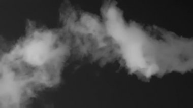 Beyaz Buhar 'ın Sarmal Akıntısı. Beyaz bir duman akışı siyah bir arkaplanda süslü bir şekilde hareket eder.