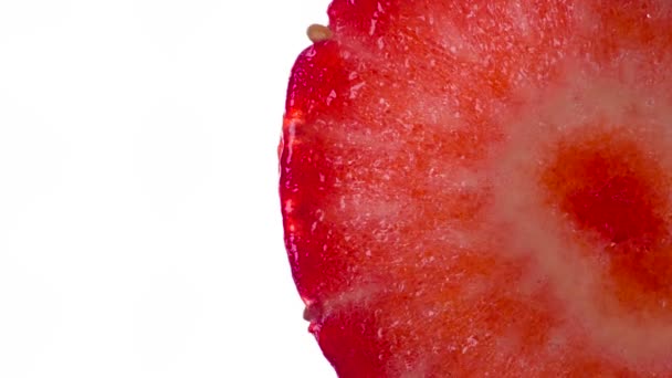 Saft Aus Einer Erdbeere Hälften Und Ganze Erdbeeren Werden Aus — Stockvideo