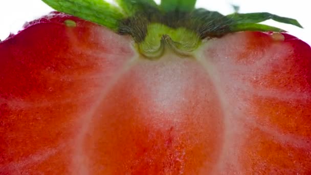 Halb Frische Erdbeeren Auspressen Hälften Und Ganze Erdbeeren Werden Aus — Stockvideo
