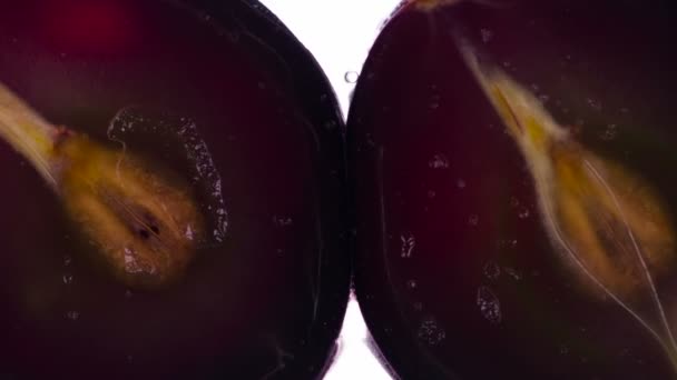 Komprimieren Zweier Schwarzer Traubenhälften Hälften Und Ganze Schwarze Trauben Werden — Stockvideo