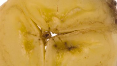 Ballı Muzu ez. Muzun eti, parlak beyaz bir arka planda sıkıştırılır ve ezilir. Bu da sulu bir hamur ve meyve suyu serpintisi yaratır. 120 fps 'te atış.