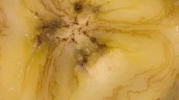 바나나 아래로 바나나의 바탕에 압축되고 으깨어 과육과 쥬스로 물기를 만들어 — 비디오