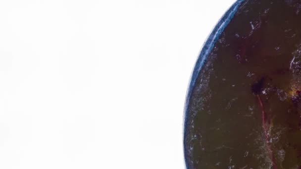 Zellstoffreife Pflaumen Auspressen Reife Blaue Pflaumenscheiben Werden Aus Nächster Nähe — Stockvideo