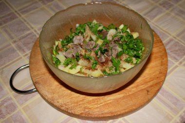 Et ve taze otlar ile kızarmış patates.