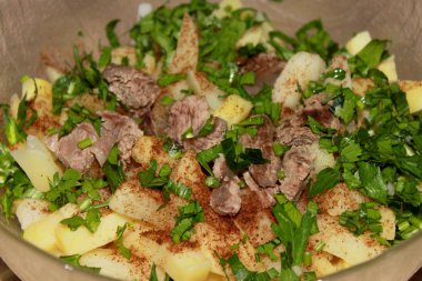 Et ve taze otlar ile kızarmış patates.