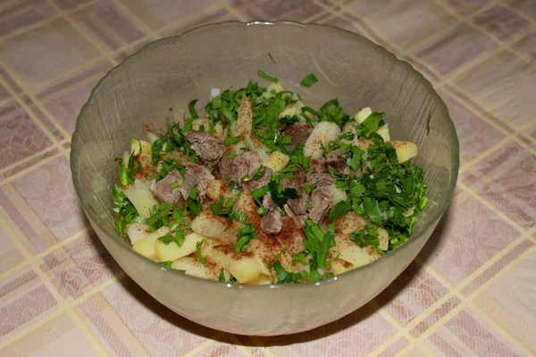 Batatas Fritas Com Carne Ervas Frescas — Fotografia de Stock