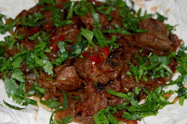 Carne Assada Com Cebola Pimenta Polvilhada Com Ervas Frescas Colocadas — Fotografia de Stock