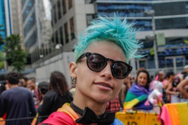 Sao Paulo, Brezilya - 3 Haziran 2018: Lezbiyen, gay, biseksüel ve transseksüel kültür içinde 22 Lgbti Pride Parade Sao Paulo kutlayan bir gökkuşağı bayrağı tanımlanamayan bir kızla.