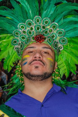 Sao Paulo, Brezilya - 3 Haziran 2018: Lezbiyen, gay, biseksüel ve transseksüel kültür içinde 22 Lgbti Pride Parade Sao Paulo kutlayan bir kostüm kostüm kimliği belirsiz bir adamla.