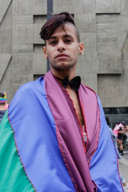 Sao Paulo, Brezilya - 3 Haziran 2018: Bir gökkuşağı bayrağı ve lezbiyen, gay, biseksüel ve transseksüel kültür içinde 22 Lgbti Pride Parade Sao Paulo kutlayan bir kravat olan kimliği belirsiz bir adam.
