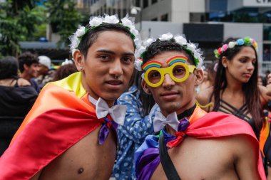 Sao Paulo, Brezilya - 3 Haziran 2018: Lezbiyen, gay, biseksüel ve transseksüel kültür içinde 22 Lgbti Pride Parade Sao Paulo kutlayan bir gökkuşağı bayrağı çocuklarla bir tanımlanamayan birkaç.