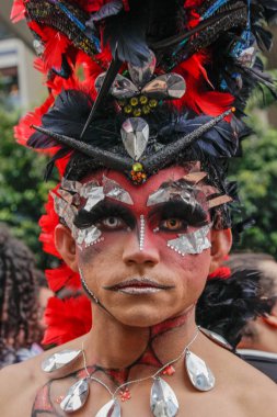 Sao Paulo, Brezilya - 3 Haziran 2018: Lezbiyen, gay, biseksüel ve transseksüel kültür içinde 22 Lgbti Pride Parade Sao Paulo kutlayan bir kostüm kostüm kimliği belirsiz bir adamla.