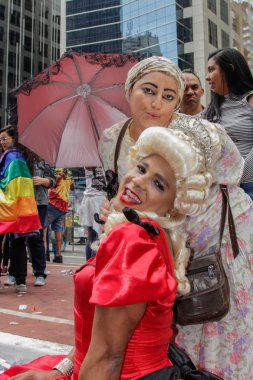 Sao Paulo, Brezilya - 3 Haziran 2018: İki kimliği belirsiz Drag Queens Lezbiyen, gay, biseksüel ve transseksüel kültür içinde 22 Lgbti Pride Parade Sao Paulo kutlayan bir kostüm giymiş.