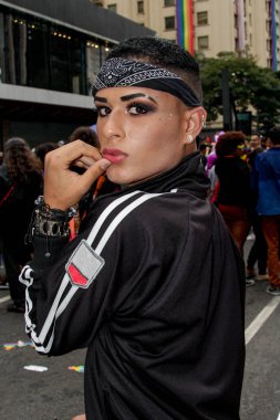 Sao Paulo, Brezilya - 3 Haziran 2018: Lezbiyen, gay, biseksüel ve transseksüel kültür içinde 22 Lgbti Pride Parade Sao Paulo kutlayan bir kostüm kostüm kimliği belirsiz bir adamla.