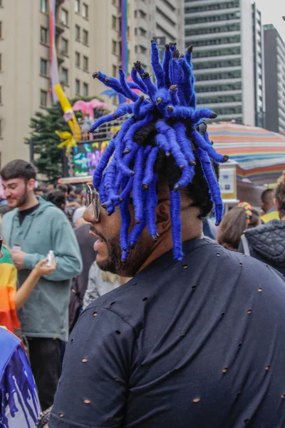 Sao Paulo, Brezilya - 3 Haziran 2018: Lezbiyen, gay, biseksüel ve transseksüel kültür içinde 22 Lgbti Pride Parade Sao Paulo kutlama mavi saçlı kimliği belirsiz bir adam.