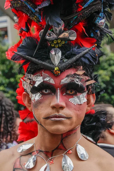 Sao Paulo, Brezilya - 3 Haziran 2018: Lezbiyen, gay, biseksüel ve transseksüel kültür içinde 22 Lgbti Pride Parade Sao Paulo kutlayan bir kostüm kostüm kimliği belirsiz bir adamla.