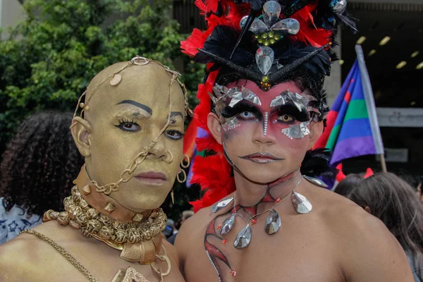 Sao Paulo, Brezilya - 3 Haziran 2018: İki kimliği belirsiz Drag Queens Lezbiyen, gay, biseksüel ve transseksüel kültür içinde 22 Lgbti Pride Parade Sao Paulo kutlayan bir kostüm giymiş.