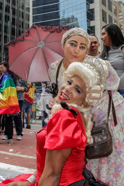 Sao Paulo, Brezilya - 3 Haziran 2018: İki kimliği belirsiz Drag Queens Lezbiyen, gay, biseksüel ve transseksüel kültür içinde 22 Lgbti Pride Parade Sao Paulo kutlayan bir kostüm giymiş.