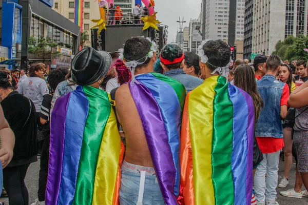 Sao Paulo, Brezilya - 3 Haziran 2018: Bir tanımlanamayan bir grup lezbiyen, gay, biseksüel ve transseksüel kültür içinde 22 Lgbti Pride Parade Sao Paulo kutluyor gökkuşağı bayrakları ile insan.