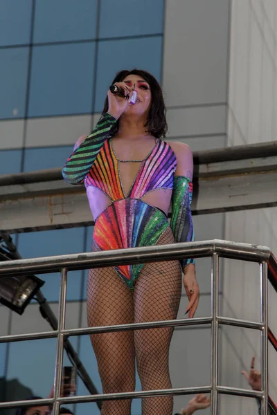 Sao Paulo, Brezilya - 3 Haziran 2018: Brezilyalı şarkıcı Pabllo Vittar şarkı ve lezbiyen, gay, biseksüel ve transseksüel kültür içinde 22 Lgbti Pride Parade Sao Paulo kutluyor.