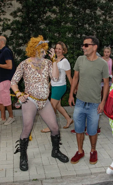 Sao Paulo, Brezilya - 3 Şubat 2018: Sao Paulo sokak bloğundaki karnaval kutluyor mutlu Brezilya halkının bir tanımlanamayan grubu.