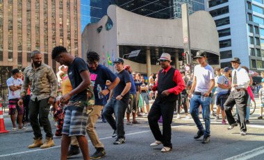 Sao Paulo, Brezilya - 8 Temmuz 2018: Bir tanımlanamayan bir grup insan Street Paulista Avenue - Sao Paulo dans.