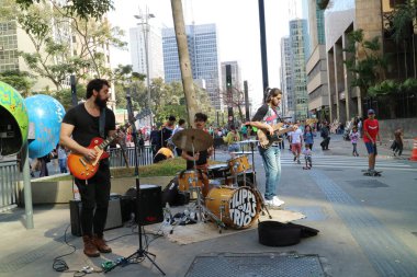 Sao Paulo, Brezilya - 8 Temmuz 2018: Pazar günü - Sao Paulo Paulista Avenue oynayan bir tanımlanamayan blues grubu..