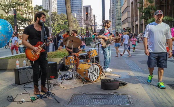 Sao Paulo, Brezilya - 8 Temmuz 2018: Pazar günü - Sao Paulo Paulista Avenue oynayan bir tanımlanamayan blues grubu..