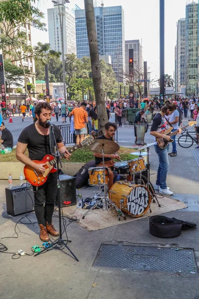 Sao Paulo, Brezilya - 8 Temmuz 2018: Pazar günü - Sao Paulo Paulista Avenue oynayan bir tanımlanamayan blues grubu..