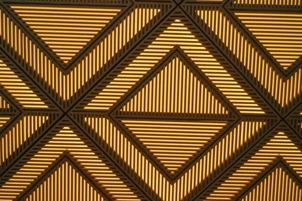 Ahşap mimari detay çalışmak bir evin duvarında