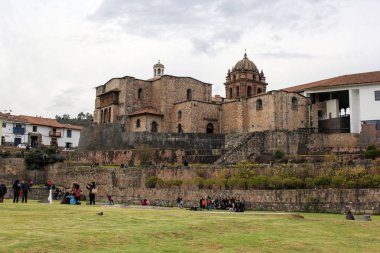Cuzco, Peru - 15 Eylül 2018: Turist Santo Domingo Manastırı önünde kimliği belirsiz bir grup. Daha çok bilinen adıyla Qoricancha, İnka İmparatorluğu'na en önemli tapınağın manastır yapıldı.