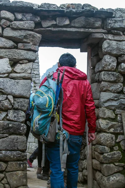 Machu Pichuu Pueblo Peru September 2018 Unidentified Tourist Walking Backpack — Stock Photo, Image