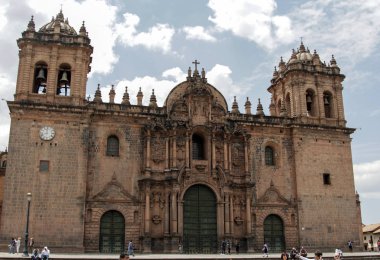 Cuzco, Peru - 9 Eylül 2018: Turist Plaza de Armas eski Katolik Katedrali Kilisesi önünde bir tanımlanamayan Grup