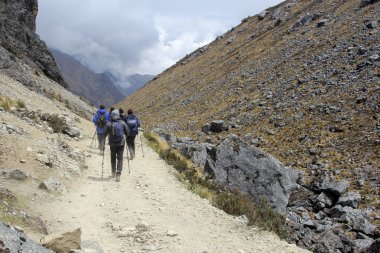 Machu Pichuu Pueblo, Peru - 13 Eylül 2018: Cuzco Peru tehlikeli Salkantay dağ trek bulutlu günde hiking yürüyüşçülerin bir tanımlanamayan grubu