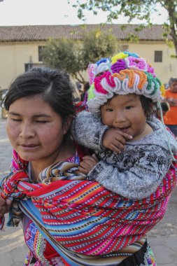 Machu Pichuu Pueblo, Peru - 13 Eylül 2018: Cuzco Peru sokakta tipik giysili bir bebekle kimliği belirsiz bir kadın