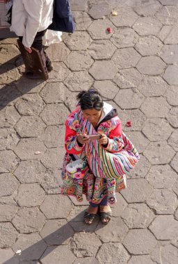 Machu Pichuu Pueblo, Peru - 13 Eylül 2018 kimliği belirsiz kadın sokakta Cuzco Peru cep telefonu ile fotoğraf çekmek tipik giysili