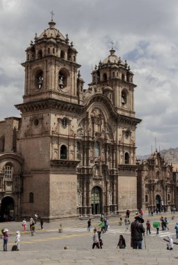 Cuzco, Peru - 9 Eylül 2018: Turist Plaza de Armas eski Katolik La Compania de Jesus (İsa'nın şirket) Kilisesi önünde bir tanımlanamayan Grup