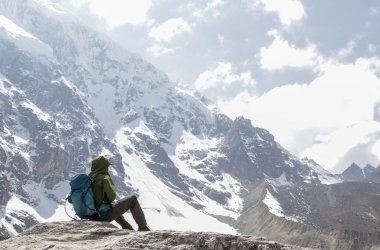 Machu Pichuu Pueblo, Peru - 13 Eylül 2018: Cuzco Peru Salkantay dağın tepesine resimleri alarak tanımlanamayan trekker