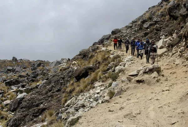 Machu Pichuu Pueblo, Peru - 13 Eylül 2018: Cuzco Peru tehlikeli Salkantay dağ trek bulutlu günde hiking yürüyüşçülerin bir tanımlanamayan grubu