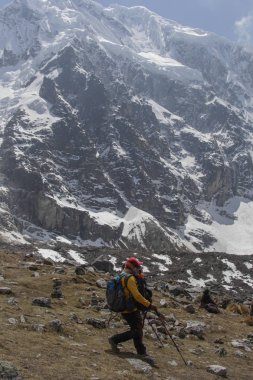 tpichuu Pueblo, Peru - 13 Eylül 2018: tanımlanamayan trekker tehlikeli Salkantay dağ trek Cuzco Peru hiking