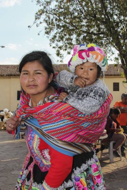 Machu Pichuu Pueblo, Peru - 13 Eylül 2018: Cuzco Peru sokakta tipik giysili bir bebekle kimliği belirsiz bir kadın