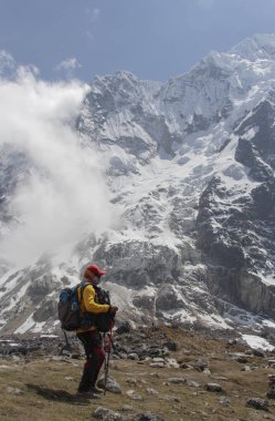 tpichuu Pueblo, Peru - 13 Eylül 2018: tanımlanamayan trekker tehlikeli Salkantay dağ trek Cuzco Peru hiking