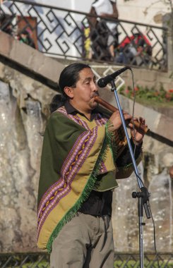 Machu Pichuu Pueblo, Peru - 13 Eylül 2018: Tanımlanamayan adam tipik Perulu giysili Cuzco Peru turistler için sokakta oynarken