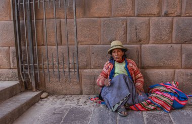 Machu Pichuu Pueblo, Peru - 13 Eylül 2018: Kimliği belirsiz kişi haç ve açık bir Katolik kilisesinde Peru Cuzco yakın: